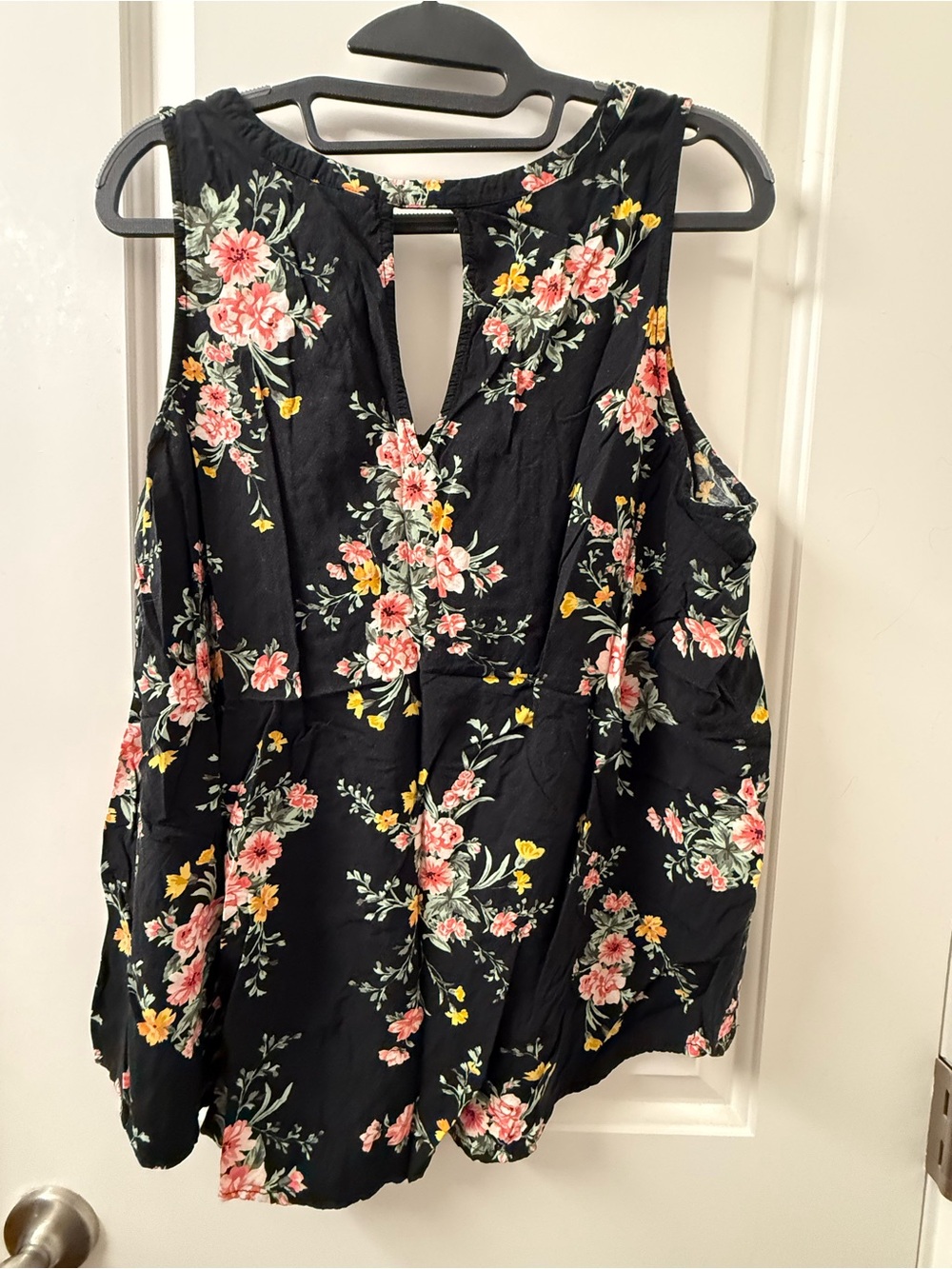 Black Floral Blouse XL V Neck Sleeveless Flowy Tank Top - Picture 4 of 5